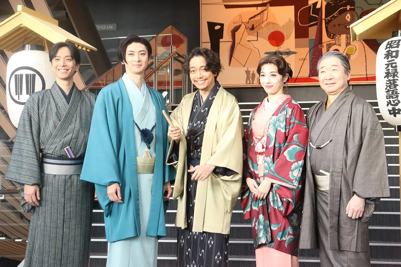 ミュージカル「昭和元禄落語心中」の囲み取材に応じた(左から)黒羽麻璃央、古川雄大、山崎育三郎・明日海りお、中村梅雀