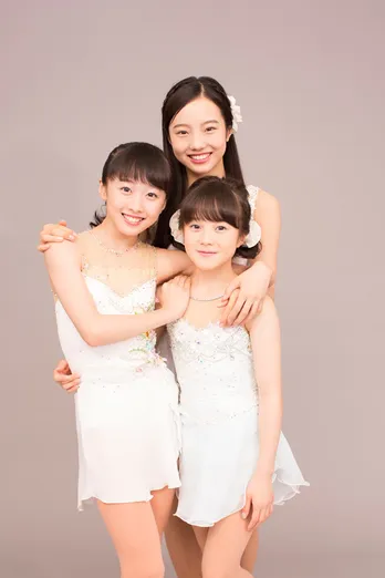 本田3姉妹の純白スケート衣装に釘付け!華麗なスケーティングで初共演