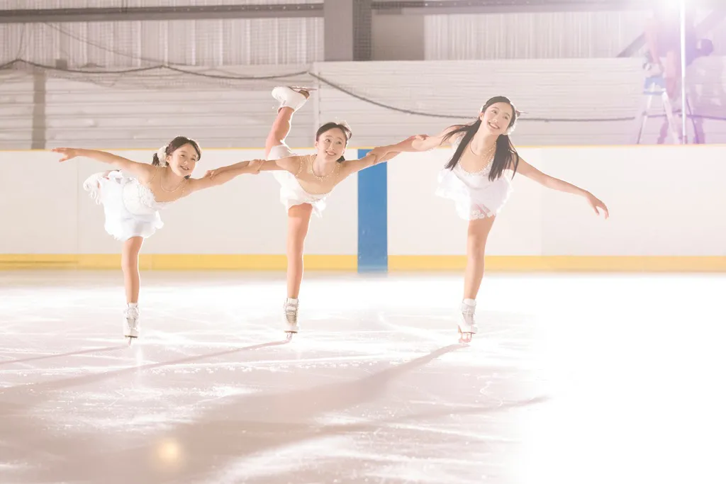 本田3姉妹の純白スケート衣装に釘付け！華麗なスケーティングで初共演 