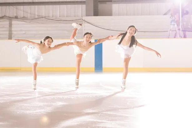 【写真を見る】純白な衣装で登場した本田3姉妹は、それぞれの思いを美し過ぎるスケーティングで表現！