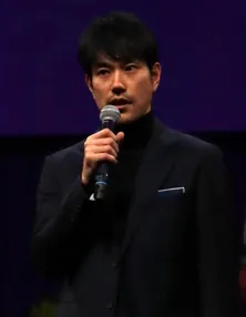 松山ケンイチ、刑事の面々とドラマとは違うゆるい雰囲気のオフショットに「みんな、良い笑顔」と反響<クジャクのダンス、誰が見た?>