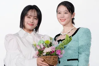 高畑充希＆清水美依紗、“友情の証”としてフラワーアレンジメント交換「すごくすてき」＜ウィキッド ふたりの魔女＞