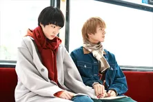 美人すぎる“女装男子”荒木飛羽に視聴者沸騰「黒髪もイケる!」“イケメン美少女”瑚々との手つなぎも反響<おとなりコンプレックス>