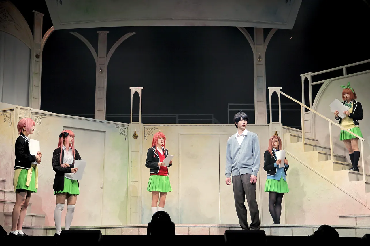 小西夏菜実、清水理央、宮地すみれ、藤嶌果歩、山下葉留花の組による舞台「五等分の花嫁」ゲネプロの様子