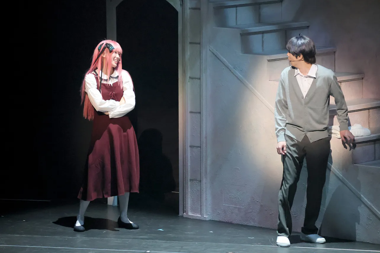 小西夏菜実、清水理央、宮地すみれ、藤嶌果歩、山下葉留花の組による舞台「五等分の花嫁」ゲネプロの様子