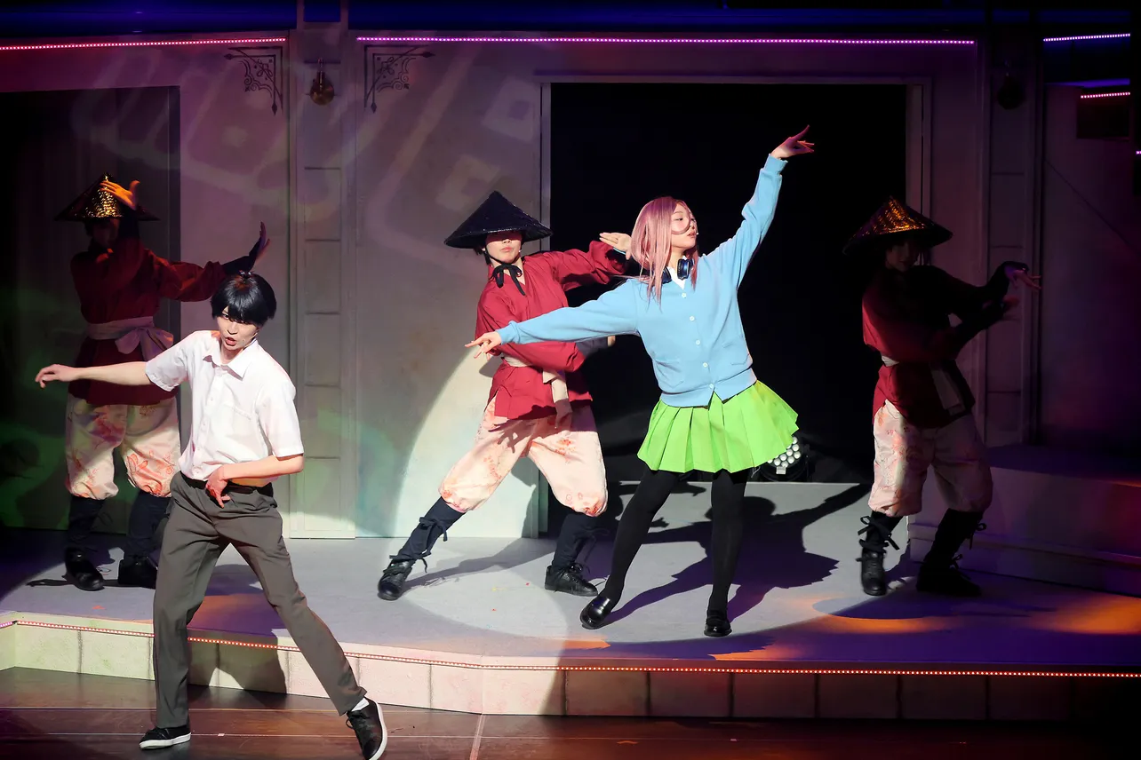 小西夏菜実、清水理央、宮地すみれ、藤嶌果歩、山下葉留花の組による舞台「五等分の花嫁」ゲネプロの様子