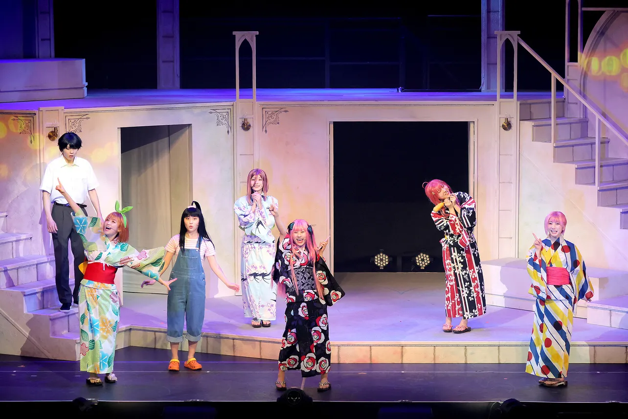 竹内希来里、石塚瑶季、渡辺莉奈、平尾帆夏、平岡海月の組による舞台「五等分の花嫁」ゲネプロの様子