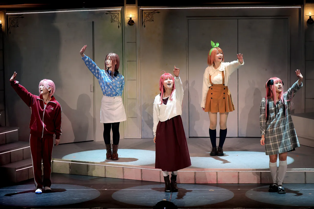 竹内希来里、石塚瑶季、渡辺莉奈、平尾帆夏、平岡海月の組による舞台「五等分の花嫁」ゲネプロの様子