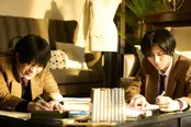 【写真】制服姿で楽しそうに作業する昴(永瀬廉)と友也(西畑大吾)