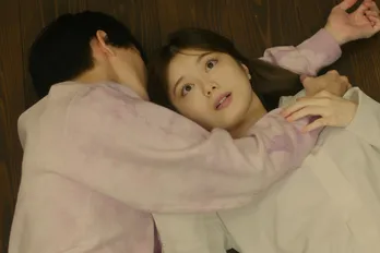 川島如恵留“溝口”、紺野彩夏“楓”を部屋で抱きしめ急接近<キスでふさいで、バレないで。>