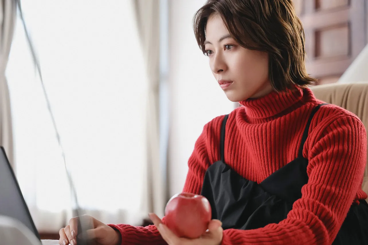 【写真】真剣な表情をする絵理香(瀧本美織)