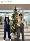 芳根京子＆渡邊圭祐、院内に飾られたクリスマスツリーの前でツリーポーズ