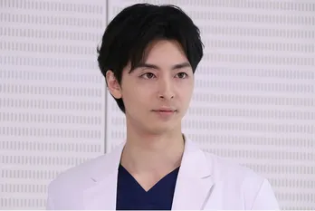 高杉真宙、青空の下で双眼鏡をのぞくソロショットに「太陽まで味方につけるイケメン」と反響＜法廷のドラゴン＞