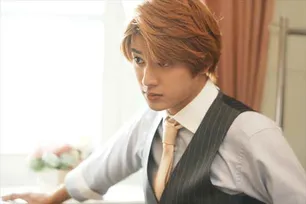 “女装美男子”荒木飛羽の別人級イケメンスーツ姿に「やばい、カッコいい！」の声　告白＆キスにも反響＜おとなりコンプレックス 最終回＞