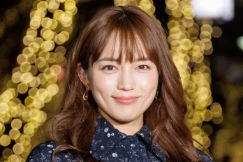 電車でどこへ?…川口春奈、コートコーデの笑顔フォトに「無茶苦茶かわいい」「幸せになって下さい」<アンサンブル>