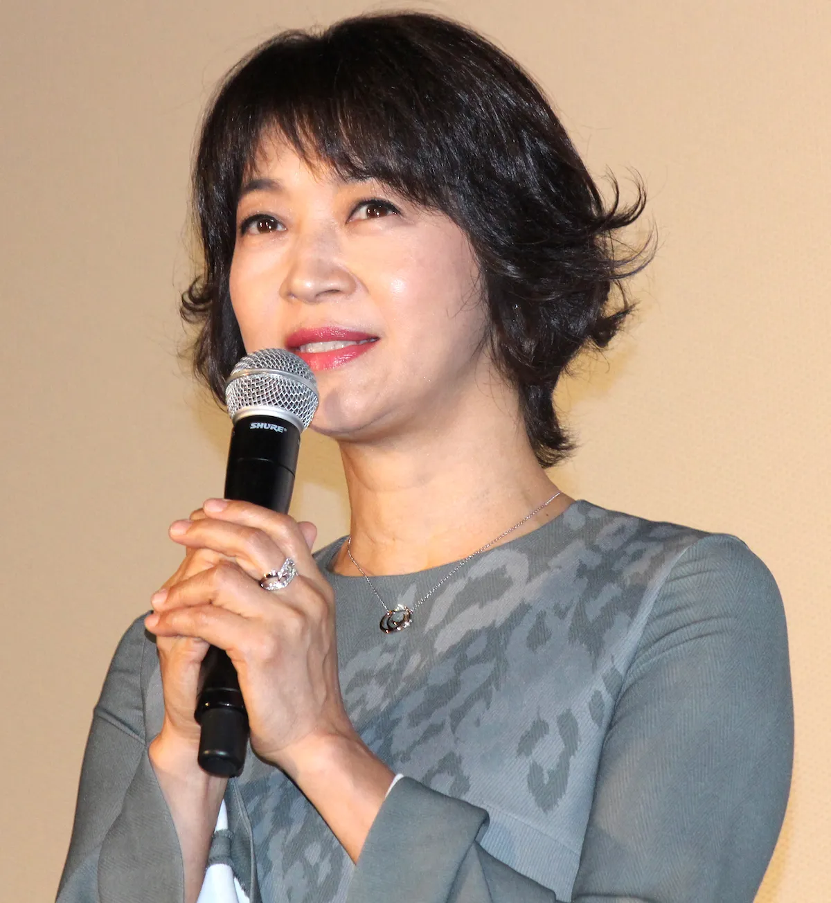 夫・元信(遠藤憲一)と共に卓球クラブに通う美佳役の田中美佐子