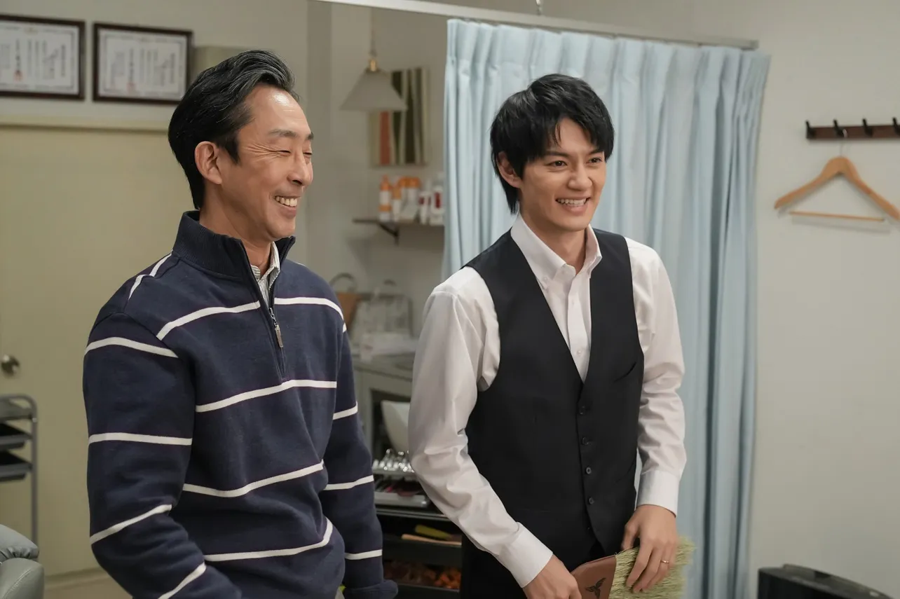 【写真】うれしそうに笑う聖人(北村有起哉)と翔也(佐野勇斗)