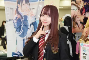 赤毛×制服が印象的な創作コスプレ…はたのゆう「赤・黒・グレーの組み合わせにこだわり」＜acosta!＞