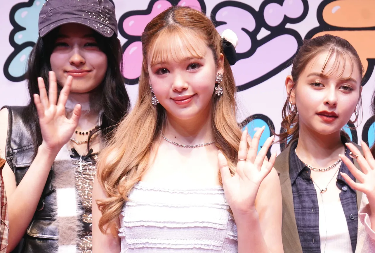 記者会見に登壇する藤田ニコル