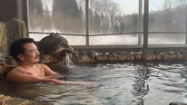 【写真】源泉掛け流しの温泉を堪能する小田井涼平