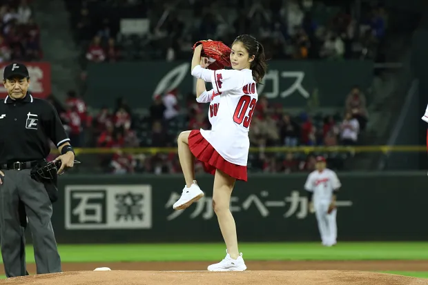今田美桜が、プロ野球クライマックスシリーズ 「広島東洋カープ×横浜DeNAベイスターズ」で始球式を務めた