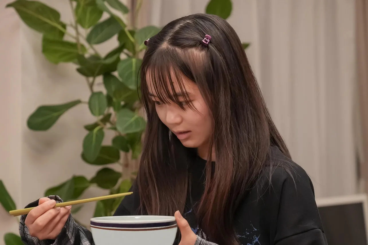 歩(仲里依紗)と食卓を囲めるようになった詩(大島美優)