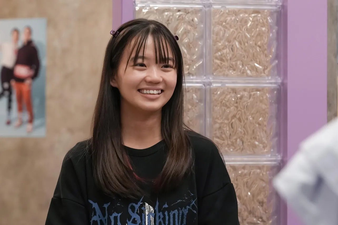 【写真】笑顔を見せるようになった詩(大島美優)