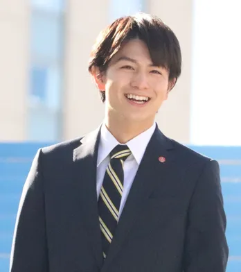 柏木悠、爽やかなスーツ姿で“幽霊”ポーズをするオフショットに「かわいすぎる」と反響<アイシー>