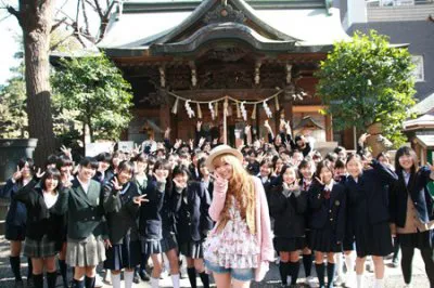 新曲「Best Friend」をリリースする西野カナが都内の神社で中学生50人と合格祈願