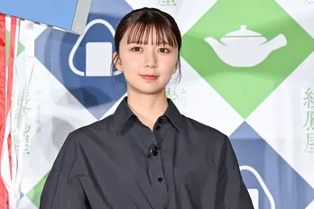 上白石萌歌、エプロン姿でイベントに登場 タイムマシーン3号・山本から伝授された食レポも披露「綾鷹“もか”」