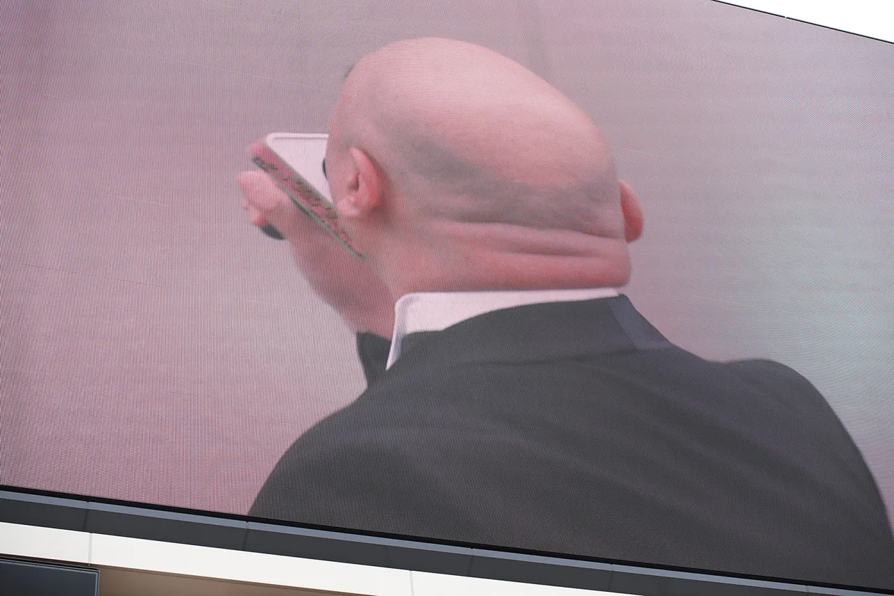 大型ビジョンに映し出されたクロちゃんの後頭部