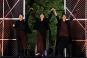 【写真】最後は3人で「We Are KAT-TUN！」