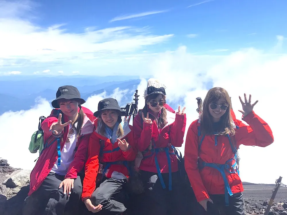 4人組ガールズバンド・SILENT SIRENは、今年9月に富士山頂への登山を成功した
