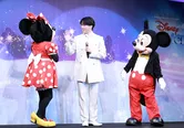 ミッキーマウス＆ミニーマウスが登場！　笑顔で迎える宮舘涼太