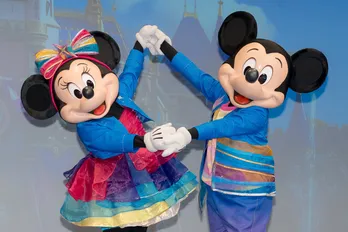 ミッキー＆ミニーがスペシャル新衣装で登場　カリフォルニア ディズニーランド・リゾートが開園70周年