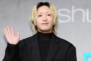 YOASOBI・Ayase、バースデーサプライズに照れ笑い ikura「より一層すてきな大人の男性に」