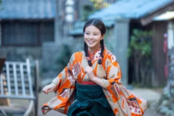 <明日のあんぱん>今田美桜“のぶ”、パン食い競争の賞品を中沢元紀“千尋”から譲り受け、家族にラジオ体操を教える