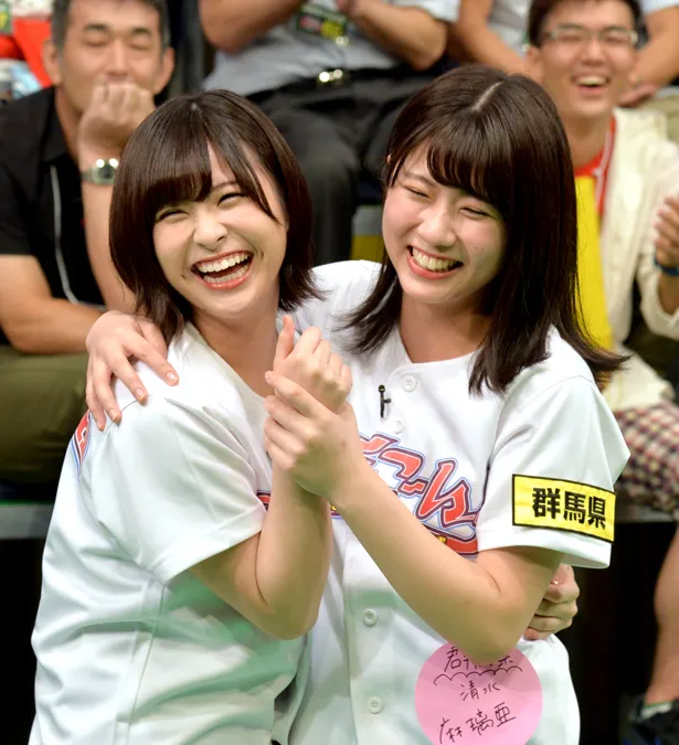 【写真を見る】清水麻璃亜と抱き合い笑顔を見せる佐藤栞。番組内では彼女たちの素の表情も見られる