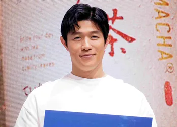 鈴木亮平がAIからファッションを学ぶ「勉強になりますね(笑)」