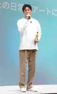 【写真】爽やかな春らしいコーデで登壇した鈴木亮平
