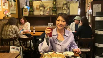 飯島直子がソロで有楽町ハシゴ酒　人の恋バナを肴にドイツ料理と黒ビールがグイグイ進む＜飯島直子の今夜一杯いっちゃう？＞