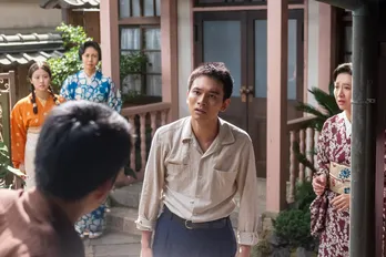 <明日のあんぱん>北村匠海“嵩”と中沢元紀“千尋”が取っ組み合いのケンカに…そこへ今田美桜“のぶ”が駆けつける