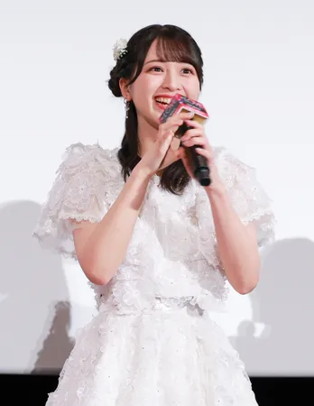 佐々木舞香、月城かなとにかわいい写真の撮り方をレクチャーする姿に「かわいすぎる」の声＜キャスター＞