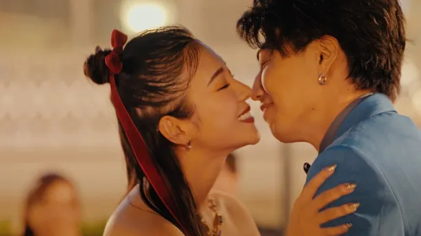 【写真】キスを交わすYoutuberひろやすとSサイズモデルみさき