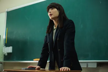 広瀬アリス“静”「黙れガキ」教師生活が始まるも生徒たちにナメられカッとなる…学校エンターテインメントが開幕<なんで私が神説教>