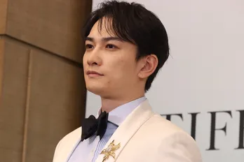 町田啓太、バーカウンターでグラスを傾ける大人な雰囲気のオフショットに「隣で飲んでたら昇天します」と反響<失踪人捜索班>