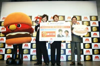 副賞の“モスライスバーガー鶏つくね食べ放題ライセンス”手にし、「1000万円分食べ尽くす!!」と喜びを表現