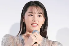 桜井日奈子がズワイガニ姿でダブルピース…鈴木保奈美&前田友里子とのオフショット公開「楽しそうな現場!」と話題