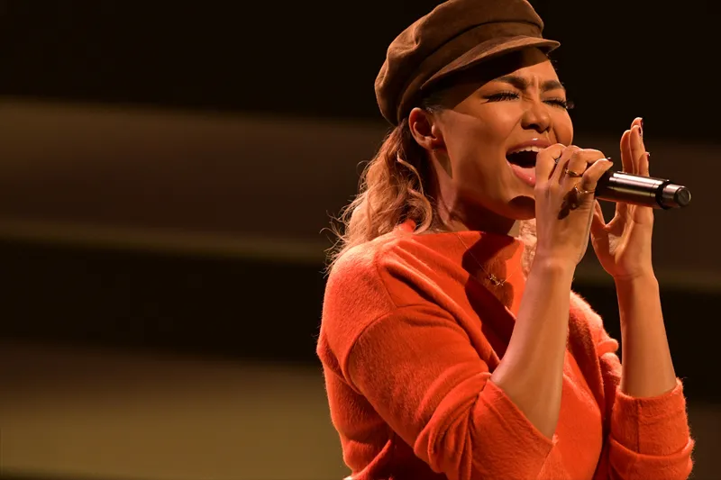 Crystal Kayがドラマ「オトナ女子」(2015年、フジ系)の挿入歌「何度でも」を披露