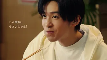 Snow Man目黒蓮、新CMで“心の声と表情”だけの繊細な演技を披露　カウンター席に座り「新鮮で楽しいです」